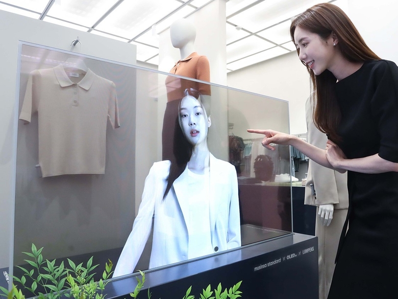 무신사 스탠다드 매장에 설치된 투명 OLED. 사진ㅣLG디스플레이