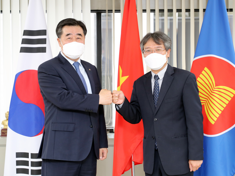 김형 대우건설사장(왼쪽)과 응우옌 부 뚱 주한베트남대사(오른쪽). 사진ㅣ대우건설