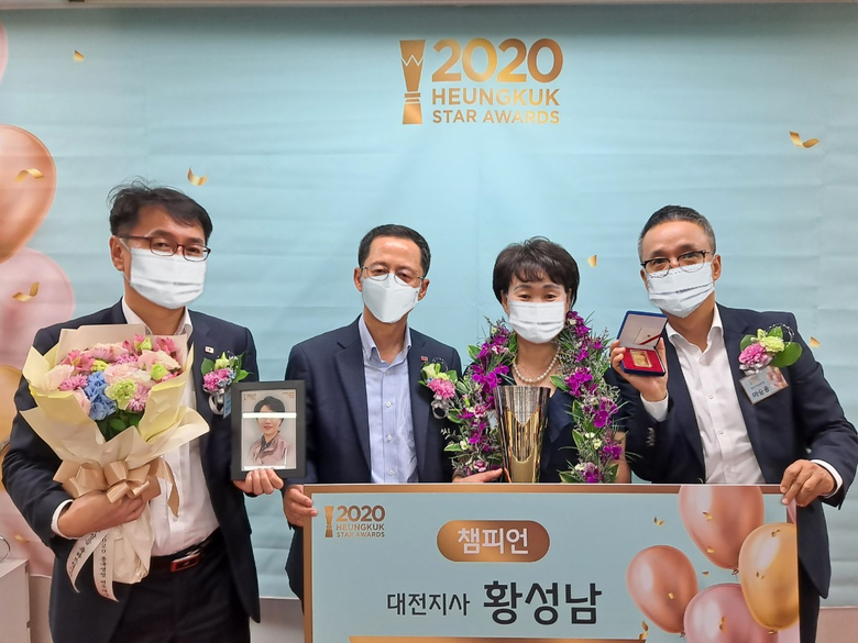 박춘원 흥국생명 대표(왼쪽에서 두번째)가 연도대상 챔피언인 황성남 FC(왼쪽에서 세번째)를 포함한 임직원들과 함께 기념촬영을 진행했습니다. 사진ㅣ흥국생명
