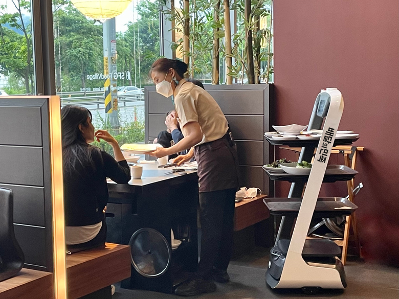 지난 18일 한식당 천지연 하남미사점에 투입된 배달의민족 서빙로봇 ‘딜리플레이트’가 고객에게 서빙하고 있습니다. 사진ㅣ우아한형제들