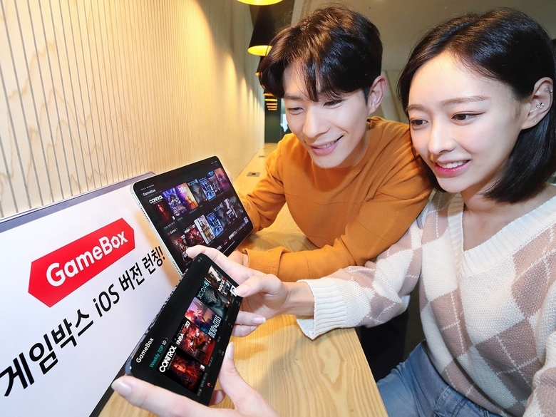 KT모델들이 아이폰과 아이패드를 활용해 클라우드게임 ‘게임박스’를 즐기고 있는 모습. 사진ㅣKT