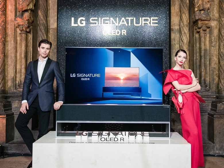 LG전자가 최근 러시아 모스크바에 위치한 푸시킨미술관에 LG 시그니처 올레드 R를 전시하고 VVIP 고객 초청 행사를 열었습니다. 러시아 유명 발레단 소속 무용수들이 LG 시그니처 올레드 R와 함께 찍은 사진. 사진ㅣLG전자