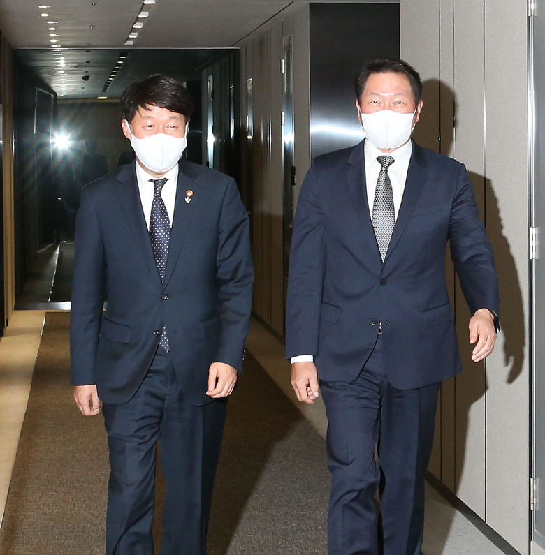 최태원 대한상의 회장(오른쪽)과 안경덕 신임 고용노동부 장관. 사진ㅣ대한상의