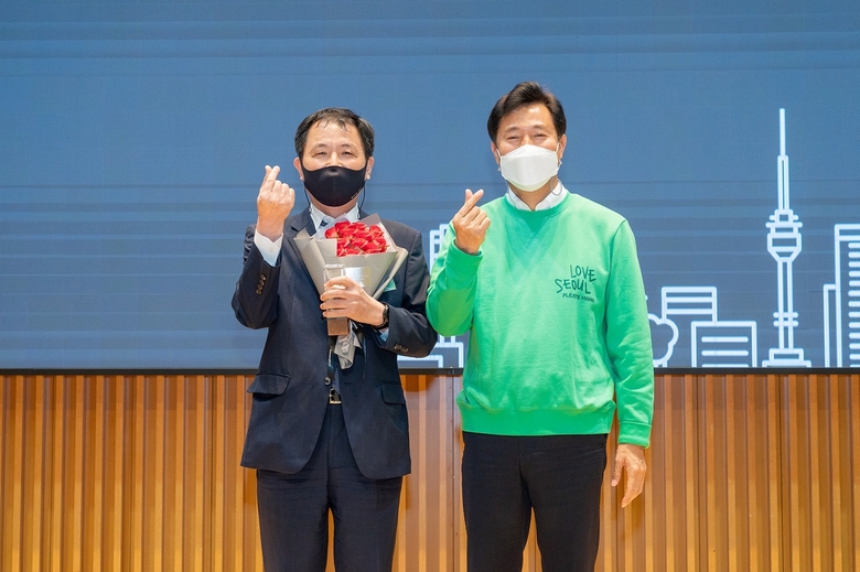 김용섭 효성티앤씨 대표이사(왼쪽), ‘리젠서울’이 적용된 플리츠마마의 러브서울 에디션 상의를 입고 있는 오세훈 서울시장(오른쪽). 사진ㅣ효성티앤씨