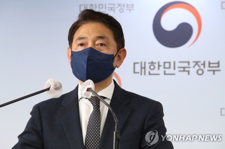 국민권익위원회 김태응 부동산거래 특별조사단장이 7일 오후 정부서울청사 브리핑실에서 더불어민주당 소속 국회의원과 그 가족의 부동산거래 전수조사 결과를 발표하고 있다. 사진ㅣ연합뉴스