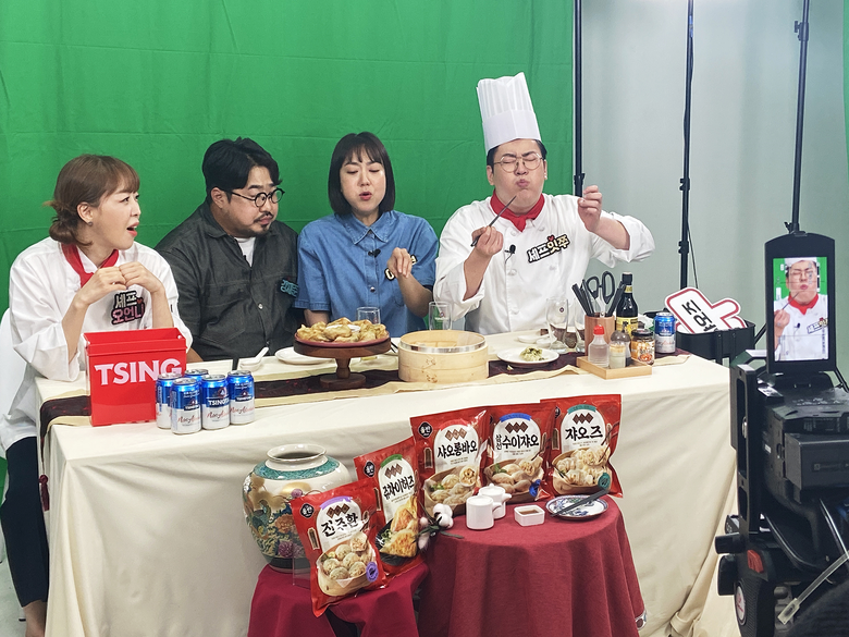 지난 4일 서울 강남구 압구정동에 위치한 한 스튜디오에서 개그맨 강재준·이은형 부부와 백승주·오민화 쇼호스트가 네이버 쇼핑 라이브 방송을 통해 신세계푸드의 ‘올반 중화만두’ 5종을 선보이고 있습니다. 사진ㅣ신세계푸드