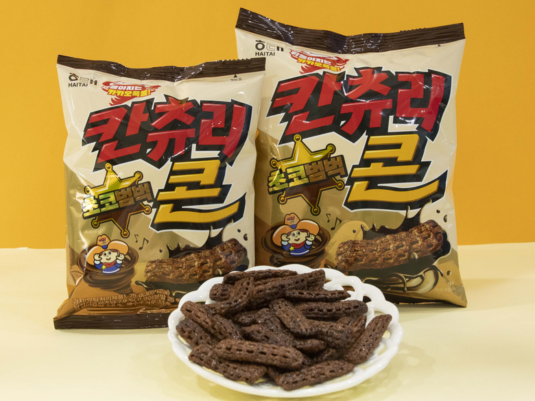 해태제과가 대표 콘스낵 칸츄리콘을 진한 초코로 버무려 만든 ‘초코범벅’을 출시합니다. 사진ㅣ해태제과