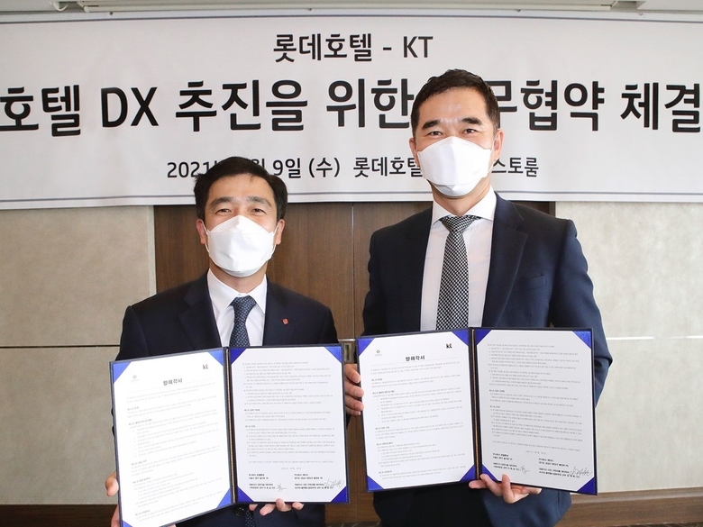 KT가 롯데호텔과 ‘호텔 DX 추진을 위한 업무협약’을 체결했습니다. 임채환 KT AI·DX플랫폼사업본부장 상무(오른쪽)와 이효섭 롯데호텔 기획부문장 상무가 업무협약을 마치고 기념사진을 촬영하고 있는 모습. 사진ㅣKT