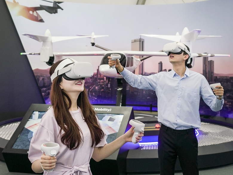  SK텔레콤 모델이 VR 로 구현된 UAM 콘텐츠를 통해 상암동에서 코엑스까지 이동하는 가상 체험을 하는 모습. 사진ㅣSKT