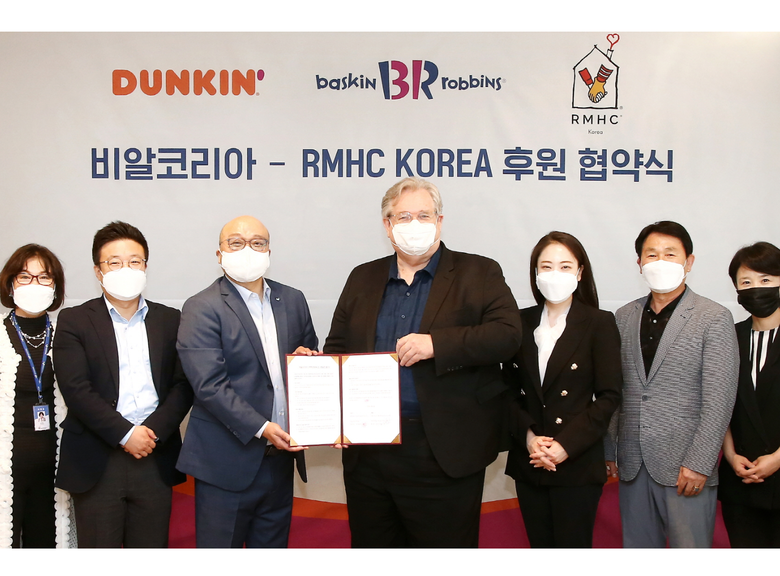 경남 양산에 위치한 부산대학교병원 내 RMHC하우스에서 열린 기부 협약식에서 이경일 SPC그룹 비알코리아 부사장(왼쪽에서 세번째)과 제프리 존슨 한국로날드맥도날드하우스 회장(왼쪽에서 네번째)이 기념촬영을 하고 있습니다. 사진ㅣ비알코리아