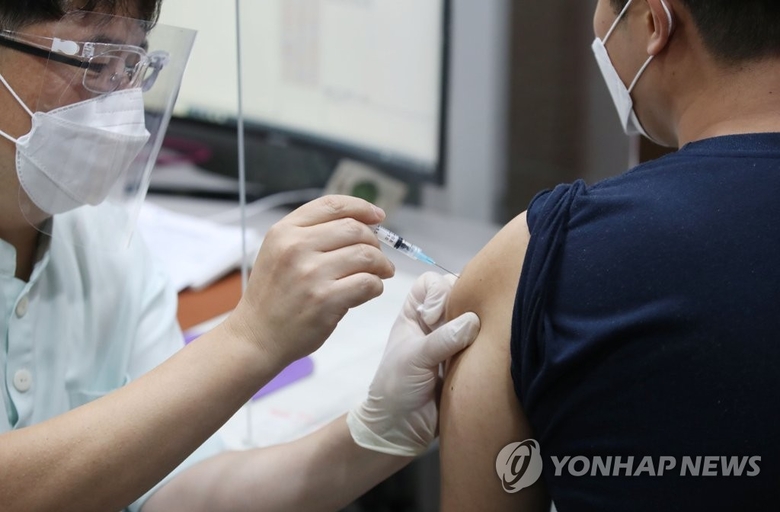 서울 동작구 경성의원에서 시민들이 얀센 백신을 접종받고 있다. 사진ㅣ연합뉴스