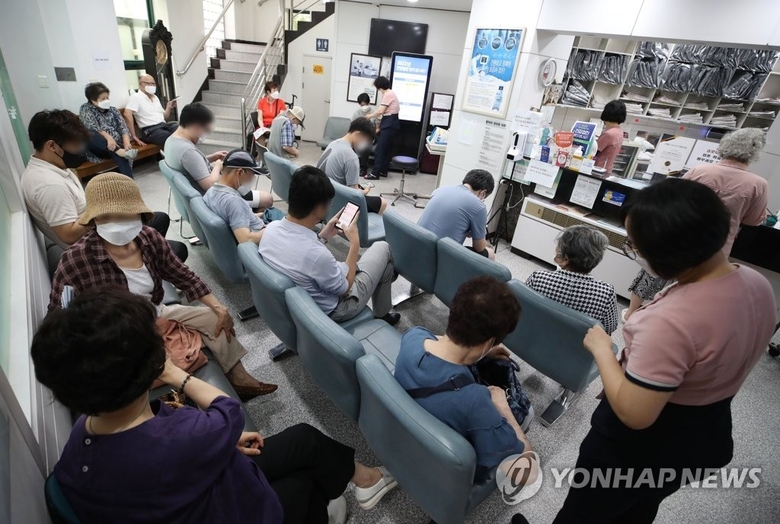 10일 서울 동작구 경성의원에서 시민들이 백신 접종을 기다리고 있다. 사진ㅣ연합뉴스