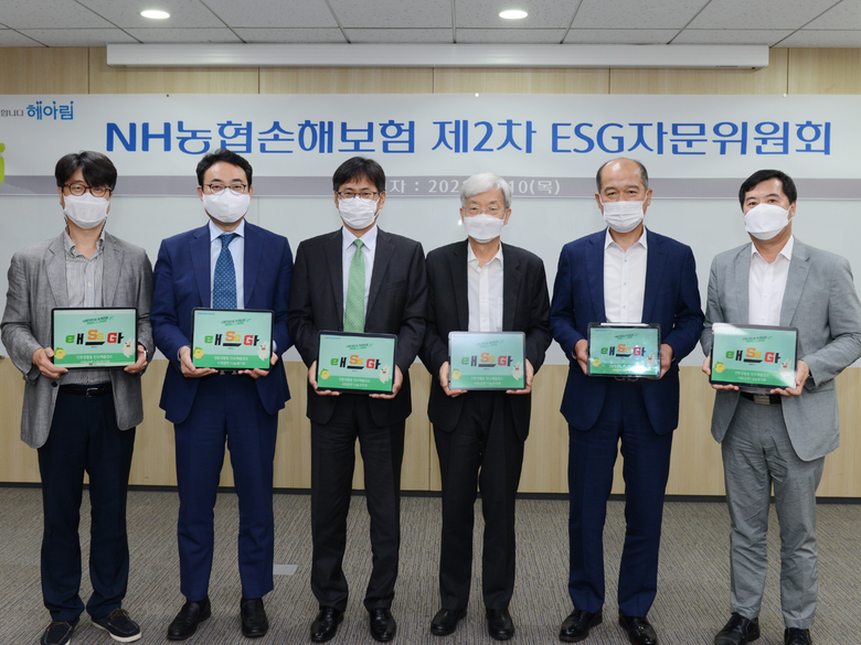 최창수 NH농협손해보험 대표이사(왼쪽에서 다섯번째)가 제2차 ESG자문위원회에 참석한 (왼쪽부터) 정광화 강원대 교수(왼쪽에서 첫 번째), 임대웅 유엔환경계획 한국대표(왼쪽에서 두 번째), 조봉순 서강대 교수(왼쪽에서 세 번째), 장지인 탄소정보공개프로젝트(CDP) 한국위원장(왼쪽에서 네번째), 김이배 NH농협손해보험 이사회 의장과 기념촬영을 진행했습니다. 사진ㅣNH농협손해보험
