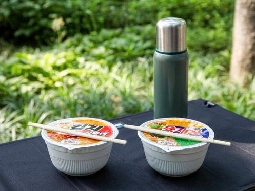 농심 김치 사발면과 육개장 사발면. 사진ㅣ농심