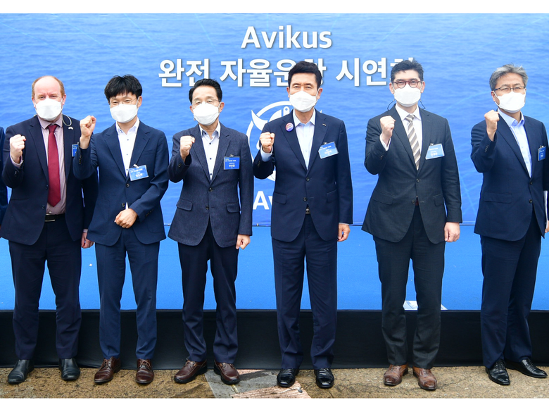 (왼쪽부터) 주한 영국대사관 국제통상부 소속 마이크 웰치 참사관, 임도형 아비커스 대표, 한상철 포항해양경찰서장, 이강덕 포항시장, 김성준 한국조선해양 미래기술연구원장, 권병훈 한국조선해양 디지털기술연구소장. 사진ㅣ현대중공업그룹