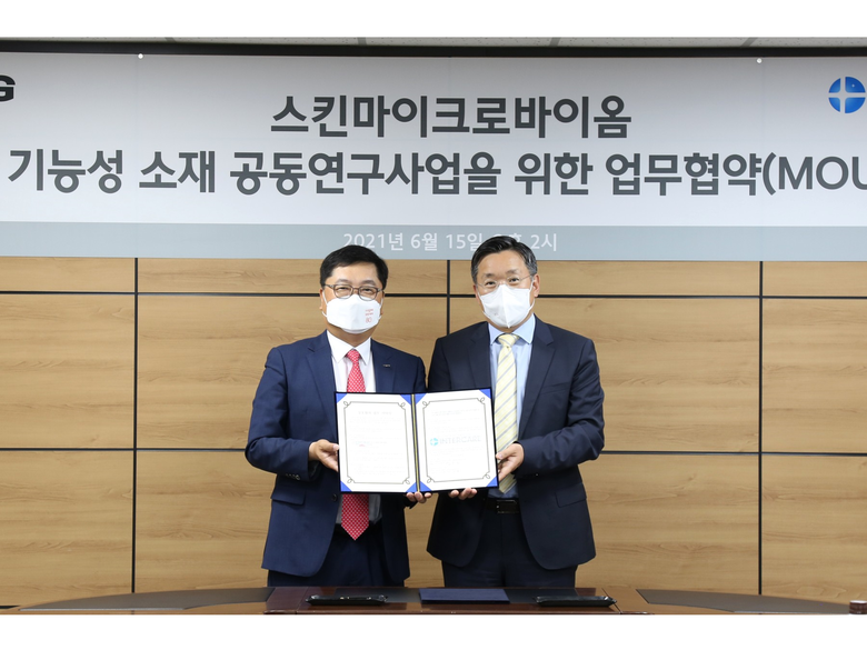 15일 서울 서초구 일동홀딩스 사옥에서 진행된 업무 협약식에서 이장휘 일동바이오사이언스 대표(왼쪽)와 김한성 인터케어 대표가 기념 촬영을 하고 있습니다. 사진ㅣ일동바이오사이언스