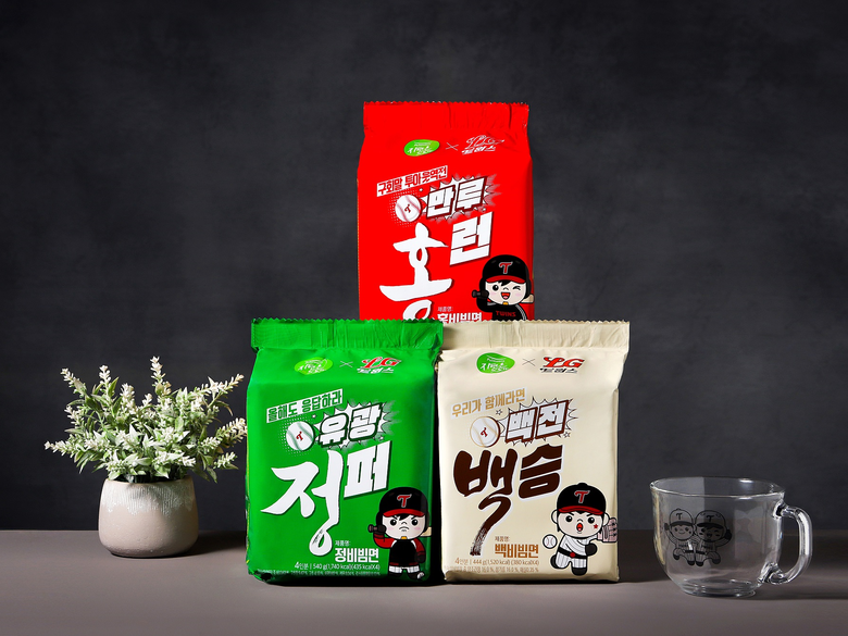 풀무원과 LG트윈스가 컬래버레이션해 출시한 ‘정·백·홍 비빔면’ 한정판 세트. 사진ㅣ풀무원