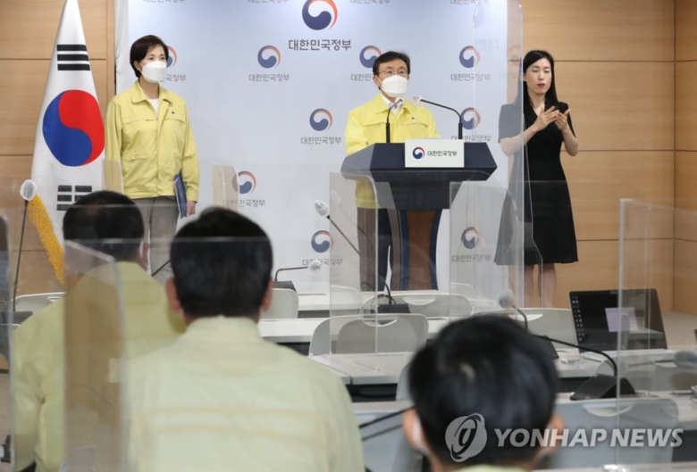 권덕철 보건복지부 장관이 20일 정부서울청사에서 열린 코로나19 중대본 결과 브리핑에서 새로운 거리두기 방역계획에 관해 발표하고 있습니다. 사진ㅣ연합뉴스