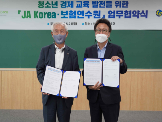 민병두 보험연수원 원장(오른쪽)이 오종남 JA코리아 회장과 기념사진을 촬영했습니다. 사진ㅣ보험연수원