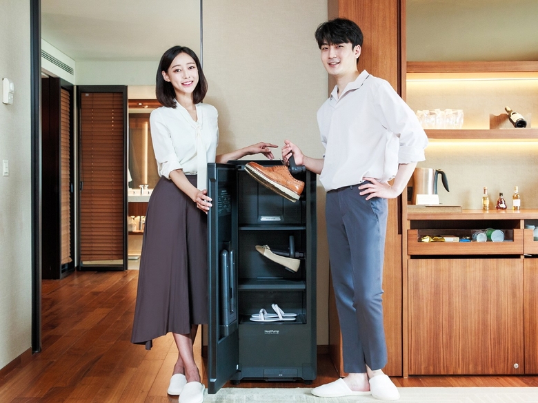 삼성전자 모델이 신라호텔의 체험형 객실인 ‘익스피리언스 룸(Experience Room)’에 추가로 설치된 신발관리기 '비스포크 슈드레서'를 소개하고 있는 모습. 사진ㅣ삼성전자