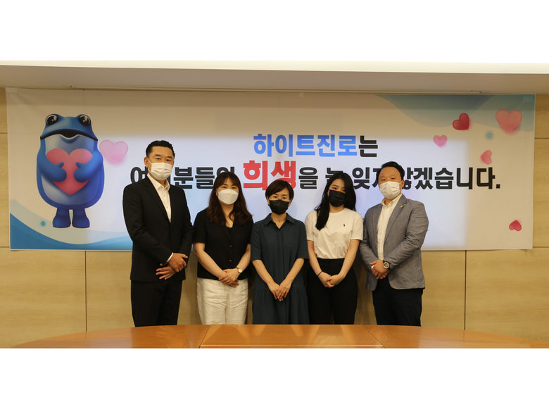 지난 21일 하이트진로 청담동사옥에서 진행된 소방유가족 지원금 기증식에 김인규 하이트진로 대표(왼쪽 첫번째)와 강종훈 대한민국재향소방동우회 대외협력부장(오른쪽 첫번째) 등이 참석했습니다. 사진ㅣ하이트진로