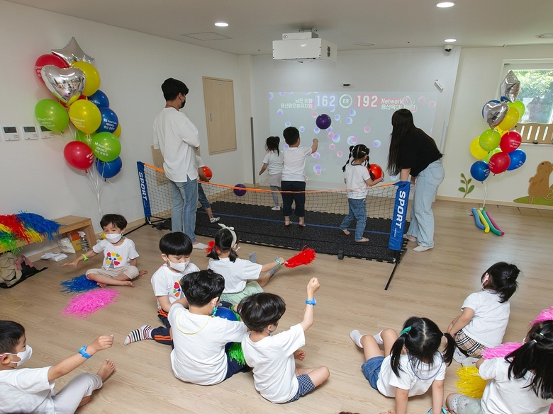 KT가 용산구청과 리얼큐브를 활용한 어린이 운동회를 개최했습니다. 서울 용산구 맑은 숲 어린이집 원생들이 메타버스 운동회에 참여하고 있는 모습. 사진ㅣKT