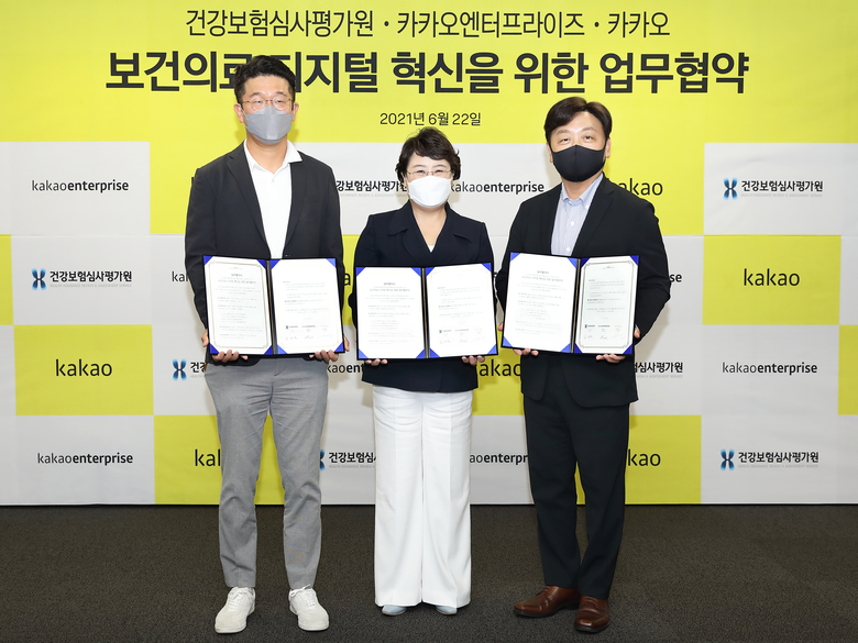 왼쪽부터 신정환 카카오 수석부사장, 김선민 심사평가원장, 백상엽 카카오엔터프라이즈 대표이사. 사진ㅣ카카오