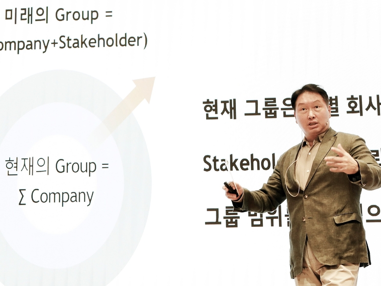 최태원 SK그룹 회장이 22일 경기 이천시 SKMS연구소에서 열린 '2021 확대경영회의'에서 마무리 발언을 하고 있는 모습. 사진ㅣSK그룹