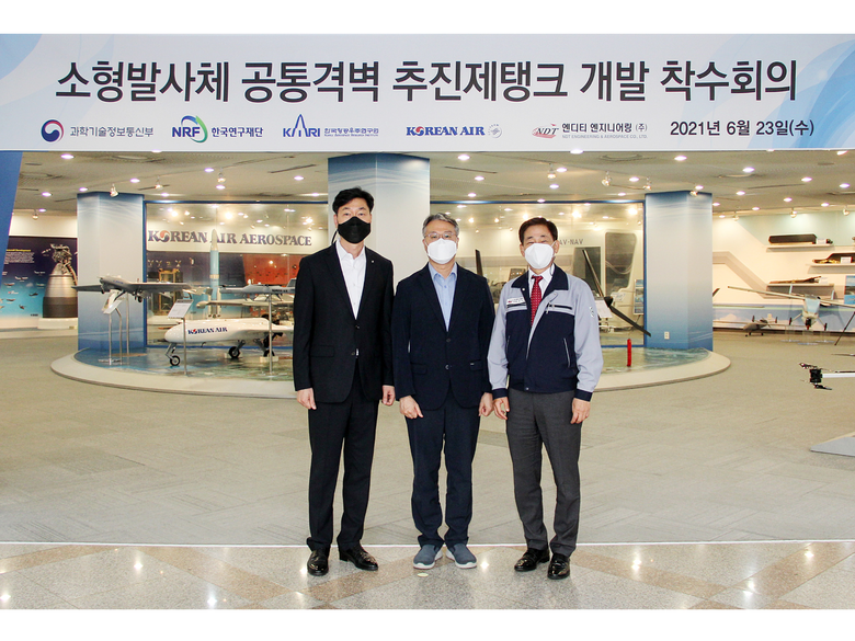 (왼쪽부터) 공병호 대한항공 항공기술연구원장, 박재성 한국항공우주연구원 미래발사체연구단장, 한현우 엔디티엔지니어링 대표이사. 사진ㅣ대한항공