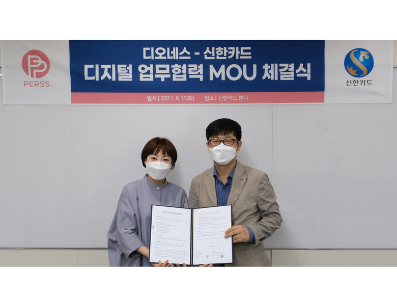 이은미 디오네스 대표(왼쪽)와 김정배 신한카드 본부장이 업무협약을 체결하고 기념사진을 촬영했습니다. 사진ㅣ신한카드