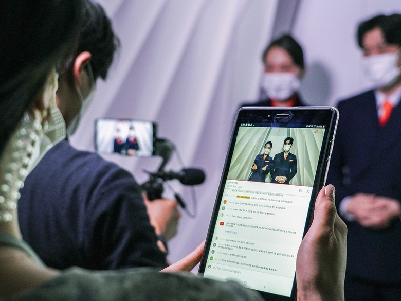 티움 유튜브 라이브 투어를 진행하고 있는 모습. 사진ㅣSKT