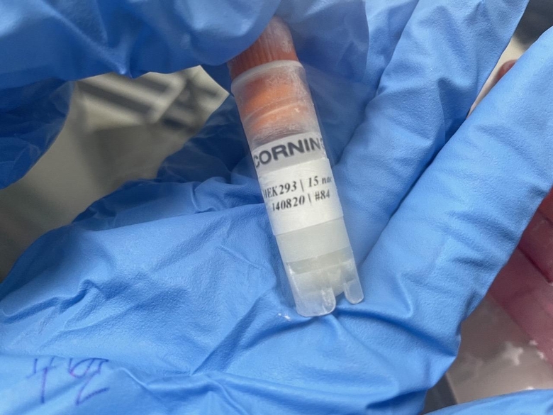 최근 러시아 RDIF가 휴온스글로벌 컨소시엄에게 보낸 스푸트니크 백신 생산용 세포 바이알. 사진ㅣ휴온스글로벌