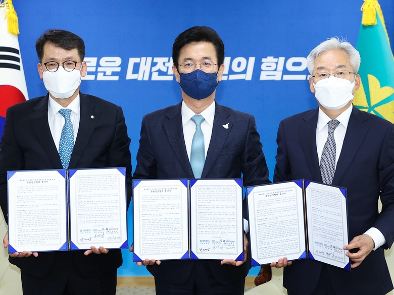 28일 대전광역시청에서 김성태 IBK기업은행 전무이사(왼쪽)와 허태정 대전광역시장(가운데), 김재혁 대전도시공사 사장(오른쪽)이 업무협약식을 마치고 기념촬영을 하고 있습니다. 사진ㅣIBK기업은행