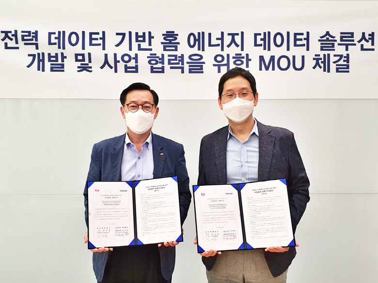 김태용 한국전력 디지털변환처장(왼쪽)과 박찬우 삼성전자 생활가전사업부 상무(오른쪽)가 업무협악을 맺고 기념촬영을 하는 모습. 사진ㅣ삼성전자