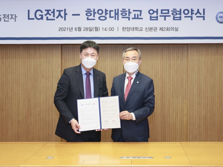 LG전자는 28일 서울시 성동구에 위치한 한양대학교에서 김우승 총장(사진 오른쪽)과 류재철 LG전자 H&A사업본부장부사장 등이 참석한 가운데 인공지능·빅데이터 분야 업무협약을 체결했습니다. 사진ㅣLG전자