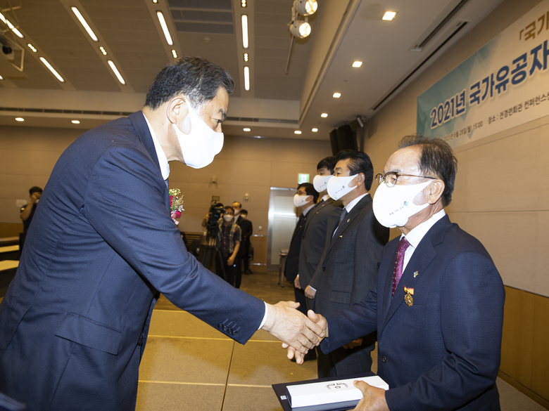 대통령표창을 수상하는 이흥재 동건종합건설 대표. 사진ㅣ대한주택건설협회