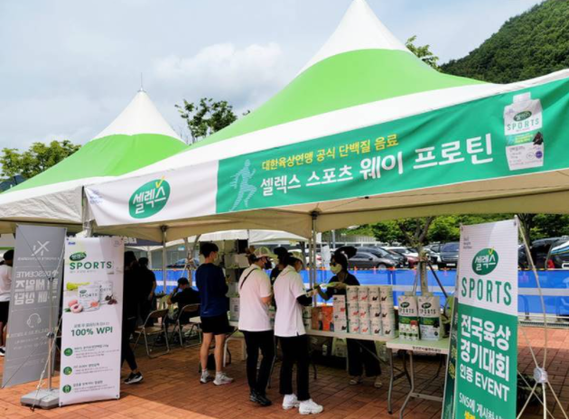 매일유업 관계자가 전국 육상경기선수권대회에서 선수, 관중 및 대회 관계자들에게 셀렉스 시음과 홍보를 진행하고 있습니다. 사진ㅣ매일유업