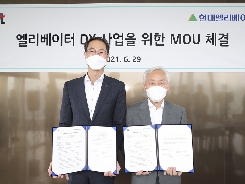 서울 종로구 KT East 사옥 25층에서 진행된 ‘KT-현대엘리베이터와 엘리베이터 DX MOU’ 행사 현장에서 박종욱 KT 경영기획부문장 사장(좌)과 송승봉 현대엘리베이터 대표이사(우)가 기념촬영 하고 있는 모습. 사진ㅣKT