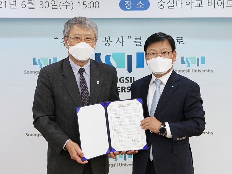우리금융지주는 지난달 30일 서울시 동작구 숭실대학교 베어드홀에서 디지털 전문인력을 육성하기 위해 이원덕 우리금융지주 수석부사장(오른쪽)과 장범식 숭실대학교 총장이 참석한 가운데 전략적 업무협약(MOU)을 체결했습니다. 사진ㅣ우리금융지주