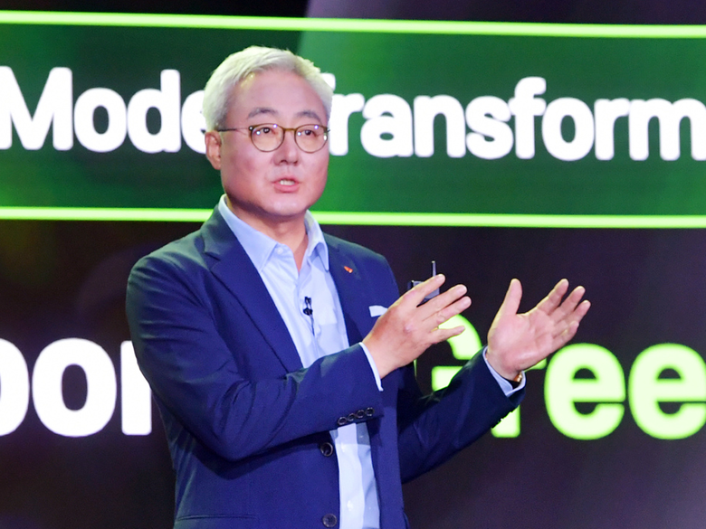 김준 총괄사장이 ‘파이낸셜 스토리’(Financial Story)’를 발표하고 있다. 사진ㅣSK이노베이션