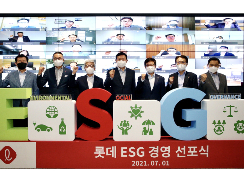 (왼쪽부터)이영구 롯데그룹 식품BU장, 이동우 롯데지주 대표, 송용덕 롯데지주 대표, 신동빈 롯데 회장, 강희태 유통BU장, 김교현 화학BU장, 이봉철 호텔&서비스BU장. 사진 | 롯데지주