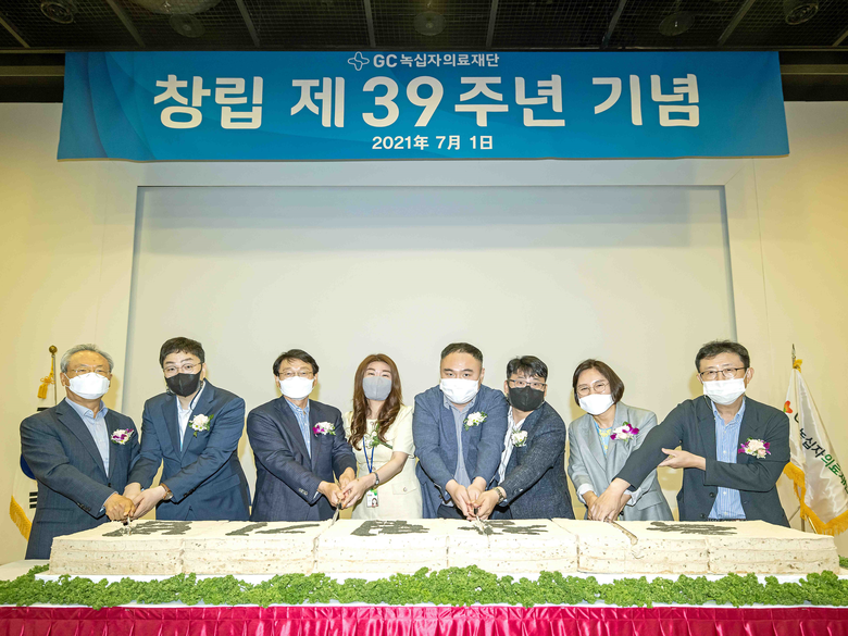 지난 1일 경기도 용인 소재 GC녹십자 R&D센터 강당에서 열린 ‘GC녹십자의료재단 39주년 창립기념식’에서 허일섭 GC녹십자 회장(왼쪽에서 세번째), 이은희 GC녹십자의료재단 이사장(오른쪽에서 두번째), 김상만 GC녹십자아이메드 원장(오른쪽에서 첫번째) 등 주요 참석자들이 기념 촬영을 하고 있습니다. 사진ㅣGC녹십자의료재단