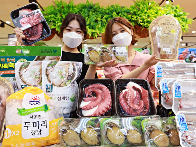 롯데마트가 초복을 맞아 삼계탕 및 장어·문어 등 다양한 수산물이 들어간 여름 보양식을 선보입니다. 사진ㅣ롯데마트