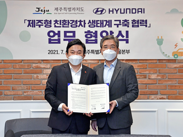 현대자동차와 제주특별자치도의 ‘친환경 생태계 구축을 위한 상호 협력 MOU’ 체결식에서 원희룡 제주도지사(왼쪽)와 장재훈 현대차 사장(오른쪽)이 기념촬영을 하고 있습니다. 사진ㅣ현대자동차