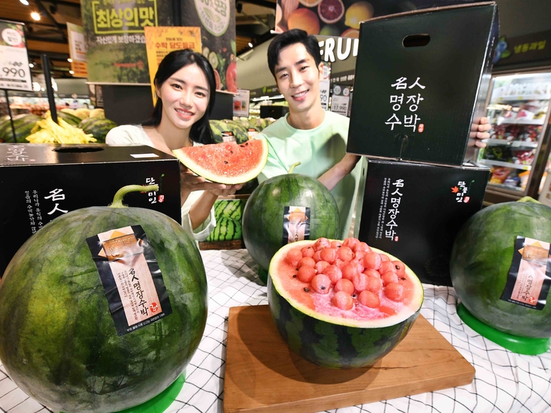 7일 서울 등촌동 홈플러스 강서점에서 모델들이 명인명장수박을 선보이고 있습니다. 사진ㅣ홈플러스