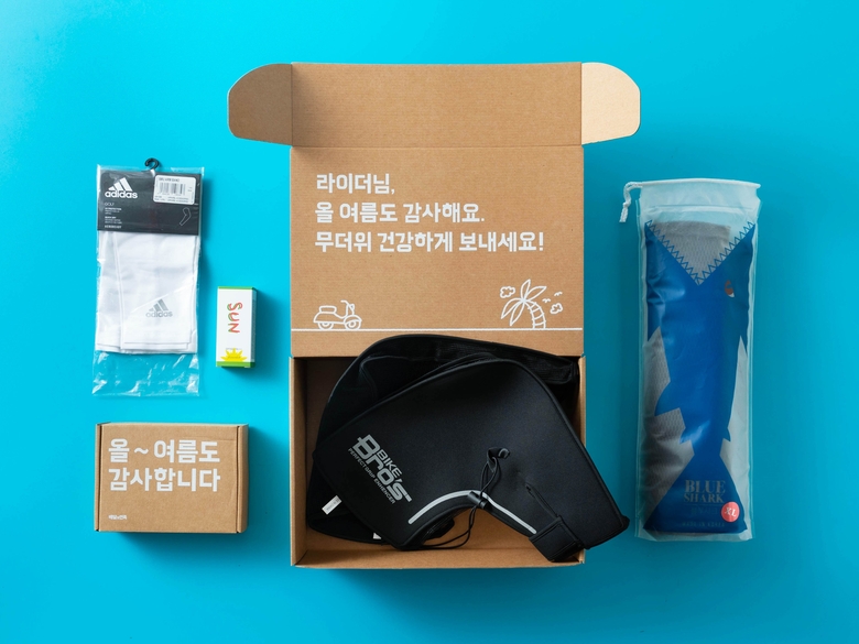 (왼쪽부터)배민 커넥터에게 지급되는 쿨토시·선스틱과 라이더에게 지급되는 핸들커버·쿨시트. 사진ㅣ우아한형제들
