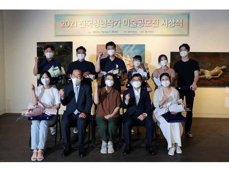 (앞줄 왼쪽 두 번째) 윤주봉 남도문화재단 이사장, (앞줄 왼쪽 세 번째) 김미진 심사위원장, (뒷줄 두 번째) 신건우 작가. 사진ㅣ호반그룹