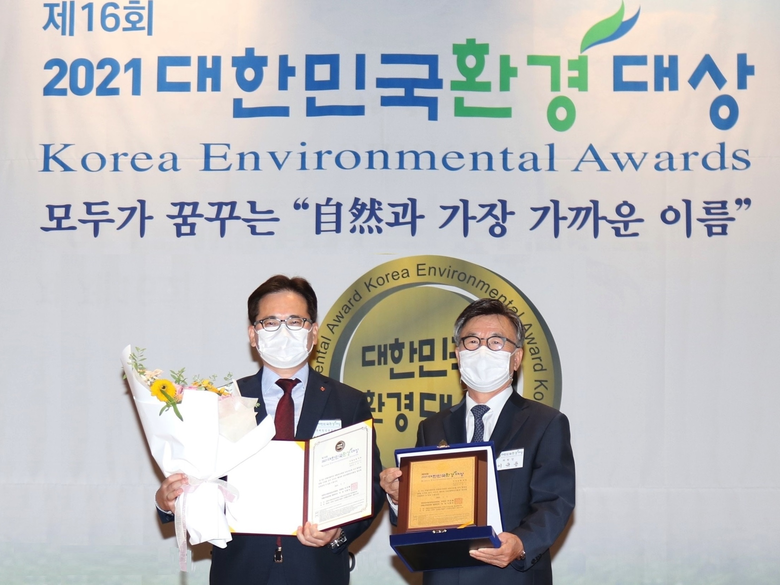‘제16회 대한민국 환경대상’ 시상식에서 박윤기 롯데칠성음료 대표이사(왼쪽)와 이규용 대한민국환경대상위원회 위원장(오른쪽)이 기념촬영을 하고 있습니다. 사진ㅣ롯데칠성음료