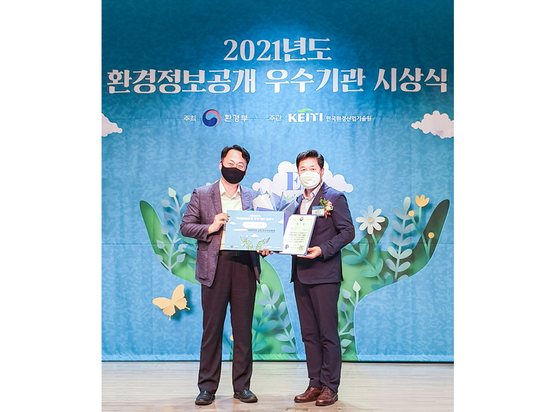 (오른쪽)황준구 NH농협은행 경영지원부 부장, (왼쪽) 장이재 환경부 녹색산업혁신과 과장이 함께 사진 찍은 모습. 사진ㅣNH농협은행