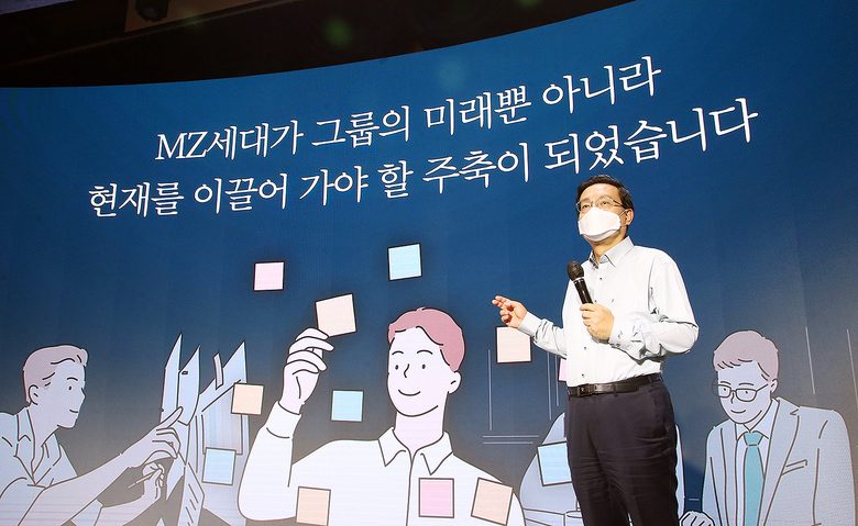 우리금융그룹은 지난 9일 우리금융그룹 본사 비전홀에서 ‘2021년 하반기 그룹 경영전략 워크숍’을 비대면으로 개최했다. 손태승 우리금융그룹 회장은 MZ세대가 공감할 수 있는 새로운 기업문화를 함께 만들자고 당부하고 있는 모습. 사진ㅣ우리금융그룹